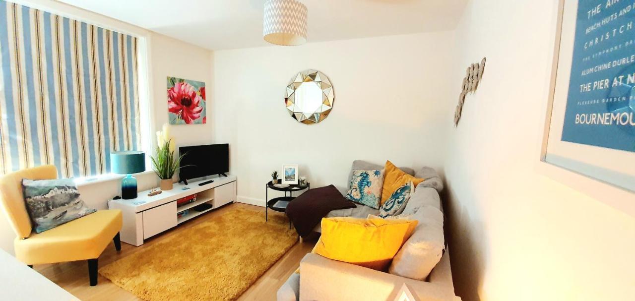 Sea Breeze, 2 Bdr With En-suites, Private Parking, Internet- Sleeps 4 Ppl Apartment Bournemouth